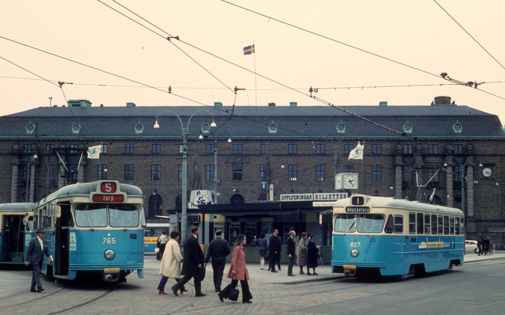 Gteborg Gteborg Sprvger SL 5 (Tw 765) / SL 1 (Tw 827) Drottningtorget / Centralstationen (Hauptbahnhof) am 9. Mai 1971.