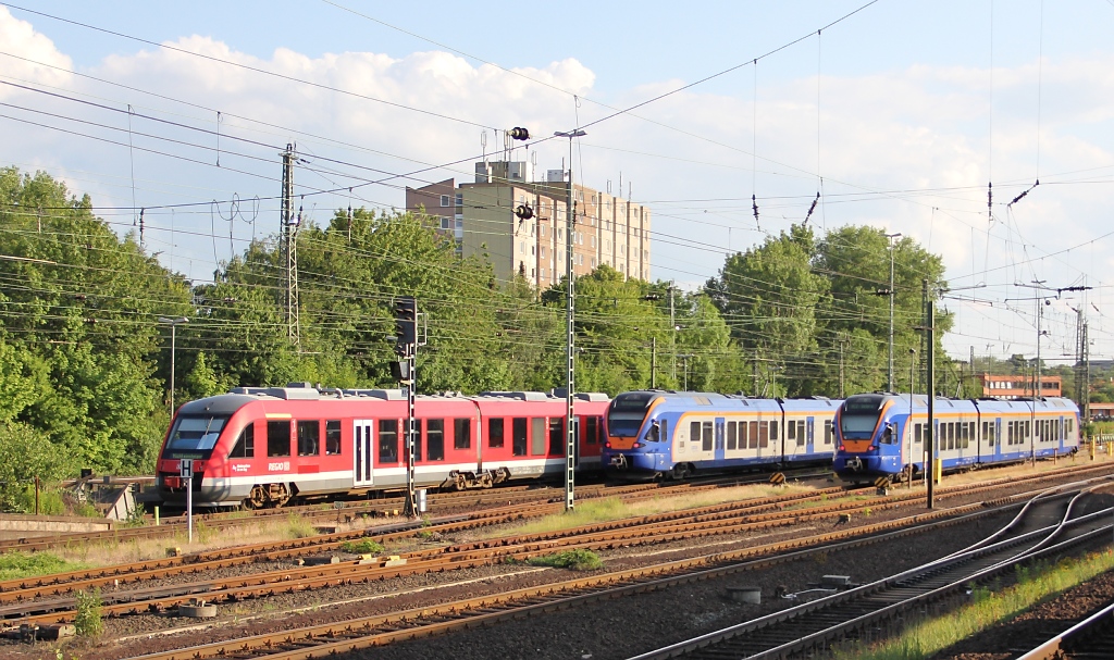 Gttinger Nahverkehr in der Abstellung. Zu sehen sind zwei Flirt-Triebzge der Cantus-Bahn sowie ein DB Lint. Abgestellt an der Sdausfahrt des Bahnhofs Gttingen. Aufgenommen am 11.06.2011.