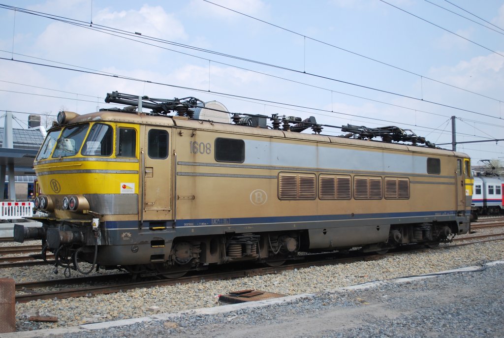 Goldene Viersystemlok der SNCB auf Rangiergleis im Bf Welkenraedt. 6. April 2009. Jetzt ist Lok 1608 abgestellt.