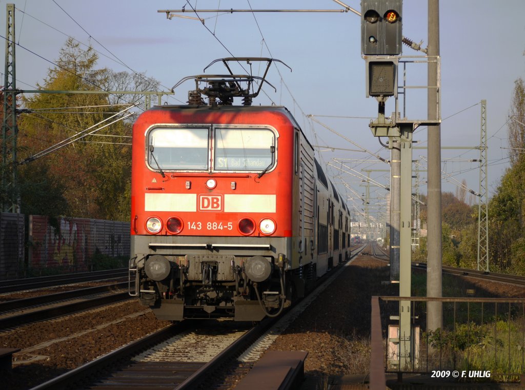 Goldener Herbstmorgen - RegioDB BR143 fhrt mit einer vierteiligen Dosto-Garnitur auf der Linie S1 Richtung Bad Schandau in den Hp. DD-Strehlen ein (06.11.2009) 