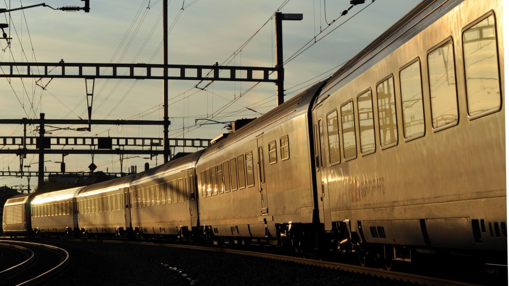 Goldener IC Einstock bei der Durchfahrt in Bern Wankdorf