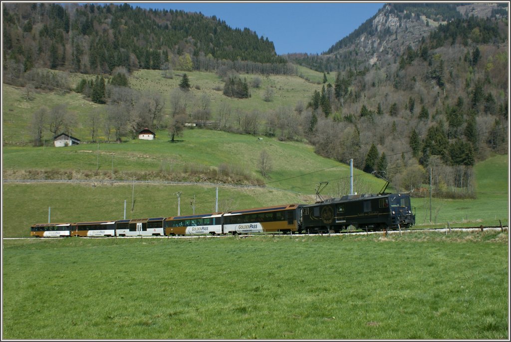 Goldenpass Panoramic 2124 auf der Fahrt nach Zweisimmen bei Rossinire am 16.04.2011.