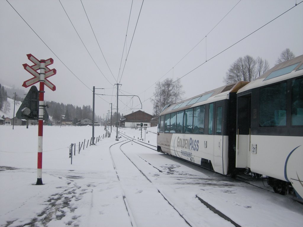 GoldenPassLine Panoramazug am Bahnbergang in Boden bei Lenk im Simmental  am 01. April 2010