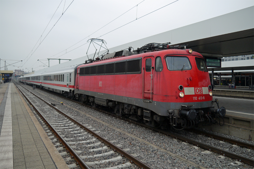 Goodbye 110 410-8! Die Lok durfte wenige Tage vor Fristablauf nochmal InterCities ziehen. (IC 2055 in Mannheim, 11.03.2013)