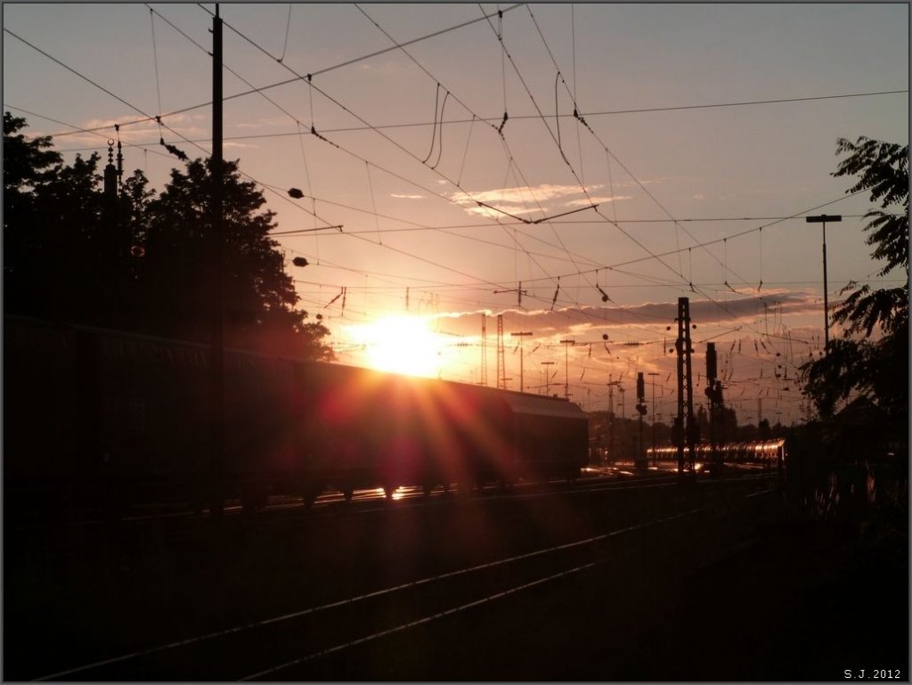 Goodbye Summer 2012. Mein Bahnfoto Nr.250 hier bei BB. Sonnenuntergang am  
Aachener Westbahnhof im Juli 2012. 