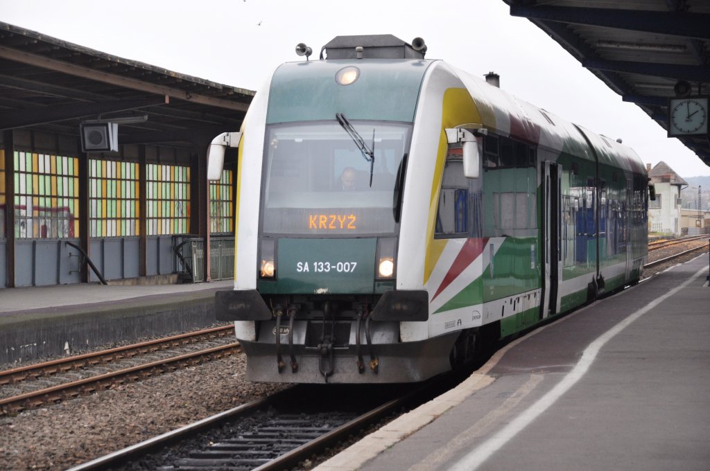 GORZÓW WLKP. (Woiwodschaft Lebus), 28.10.2010, SA133-007 als Regionalzug 80426 von Kostrzyn nach Krzyż