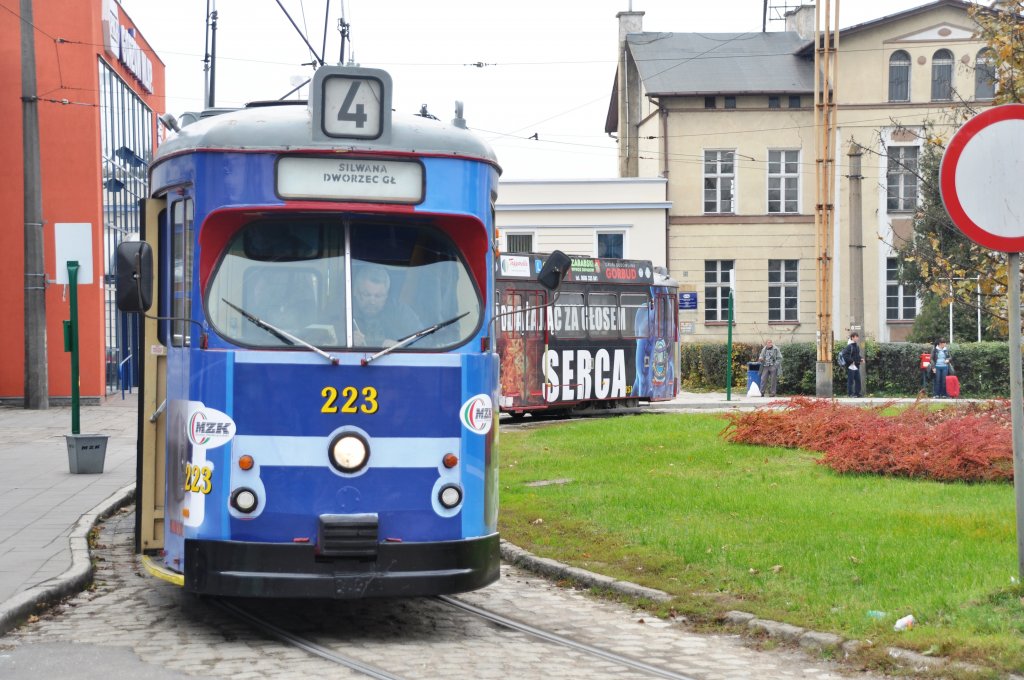 GORZÓW WLKP. (Woiwodschaft Lebus), 28.10.2010, Wagen 223 als Linie 4 von Silwana an der Endstation Hauptbahnhof