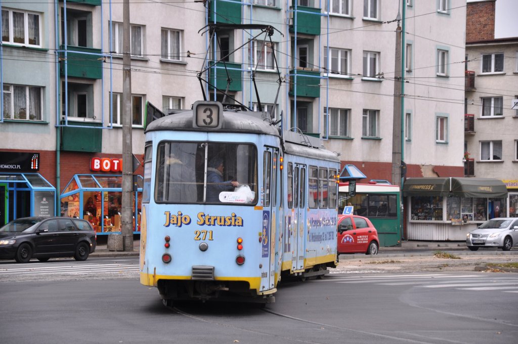 GORZÓW WLKP. (Woiwodschaft Lebus), 28.10.2010, Wagen 271 als Linie 3 von Silwana nach Piaski bei der Ausfahrt aus der Haltestelle Katedra (Kathedrale)