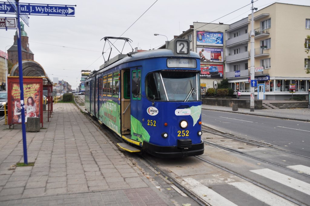 GORZÓW WLKP. (Woiwodschaft Lebus), 28.10.2010, Wagen 252 als Linie 2 von Wieprzyce nach Piaski an der Haltestelle Arsenał