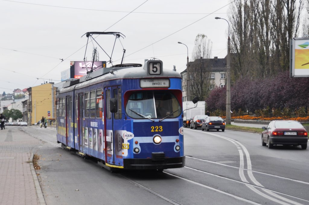 GORZÓW WLKP. (Woiwodschaft Lebus), 28.10.2010, Wagen 223 als Linie 5 vom Bahnhof nach Piaski bei der Ausfahrt aus der Haltestelle Zakł. Energetyczny