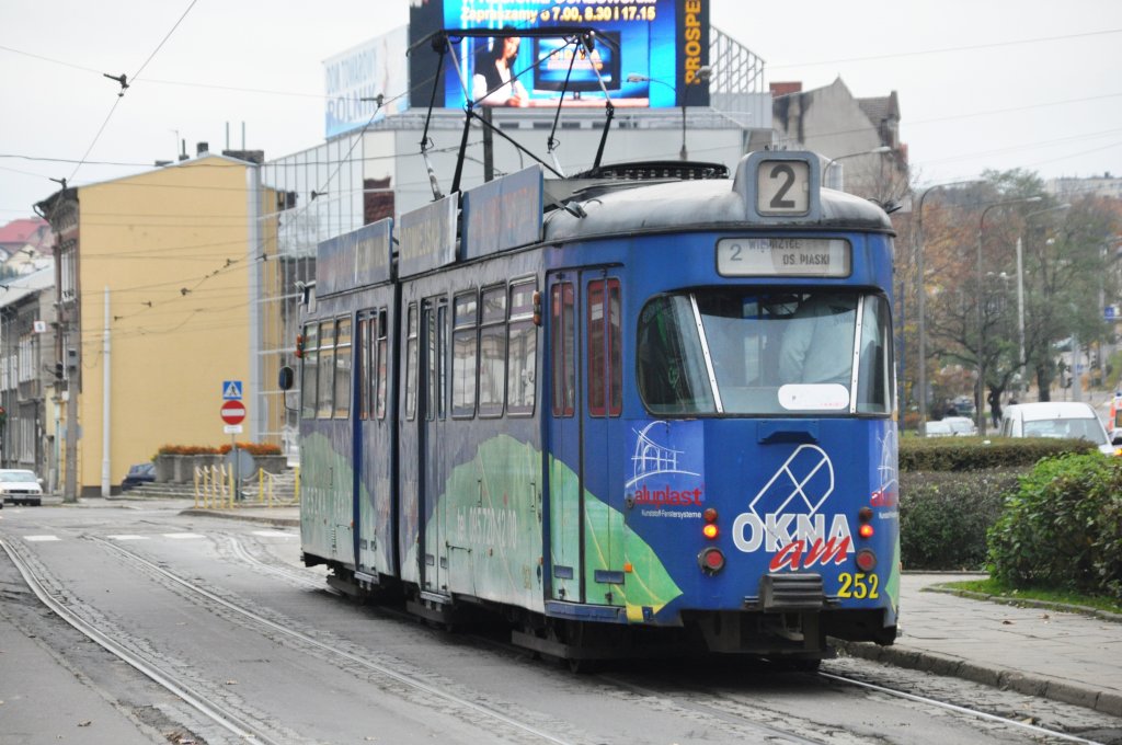 GORZÓW WLKP. (Woiwodschaft Lebus), 28.10.2010, Wagen 252 als Linie 2 von Piaski nach Wieprzyce bei der Aufahrt aus der Haltestelle Zakł. Energetyczny