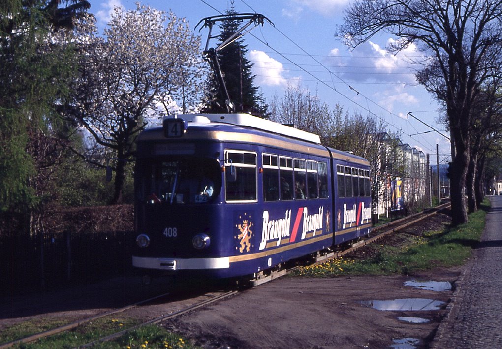 Gotha Tw 408 mit einer ansprechenden Ganzreklame unterwegs zwischen Sundhausen und Gotha, 30.04.1999.