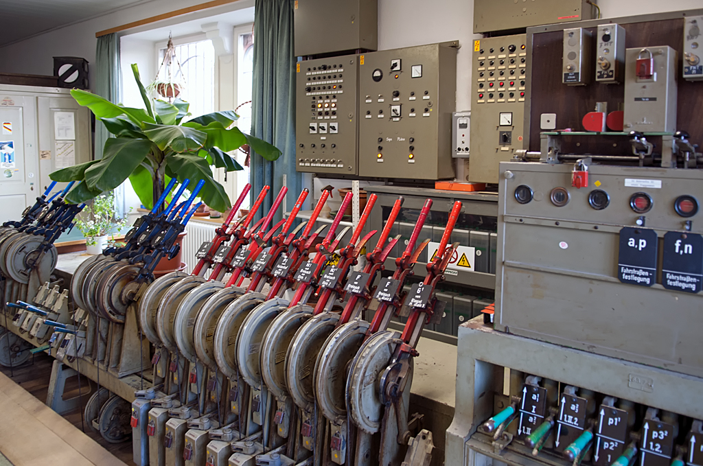 Gottenheim Bf: Blick auf den Fahrdienstleiterarbeitsplatz, 02.04.2007, Gottenheim Bf. Das Bro ist vom Bahnsteig ffentlich zugnglich. 