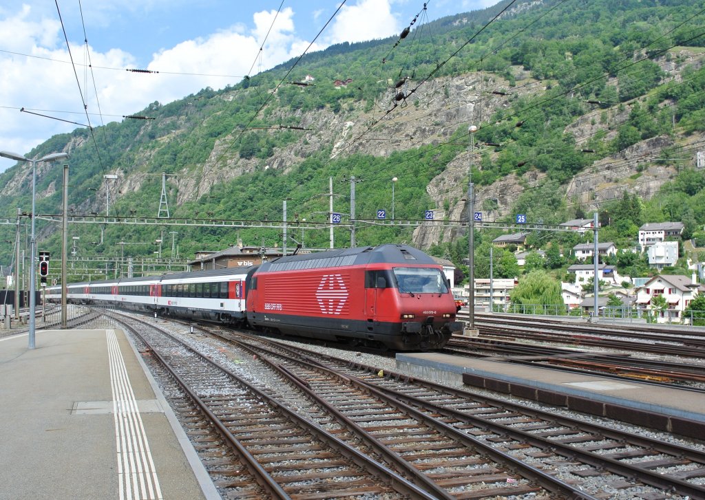 Gotthardunterbruch infolge Gerllsturz: Da der Unterbruch rund einen Monat dauert, wird seit einigen Tagen ein Extrazug Zrich-Milano via Ltschberg Basistunnel-Simplon-Domodossola gefhrt. Der Zug besteht aus 4 Bpm61 LBT und Apm61 LBT. Als Zuglok Zrich-Domodossola dient die Re 460 070. Erwhnenswert ist, dass der Zug ohne Halt Zrich-Domodossola verkehrt, Brig, 18.06.2012.