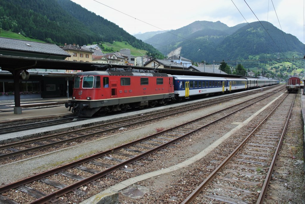 Gotthardunterbruch (rund 1 Monat, zwischen Erstfeld und Gschenen) infolge Steinschlag: Die Re 4/4 II 11200 an der Spitze des IR 2174 bei Einfahrt in Airolo. Da keine Ersatz-/Verstrkungswagen ins Tessin fahren knnen, kommen zwischen Chiasso-/Locarno-Gschenen spezielle Kompositionen zum Einsatz. Der Zug im Bild ist mit 2 B EWI NPZ verstrkt, 25.06.2012.