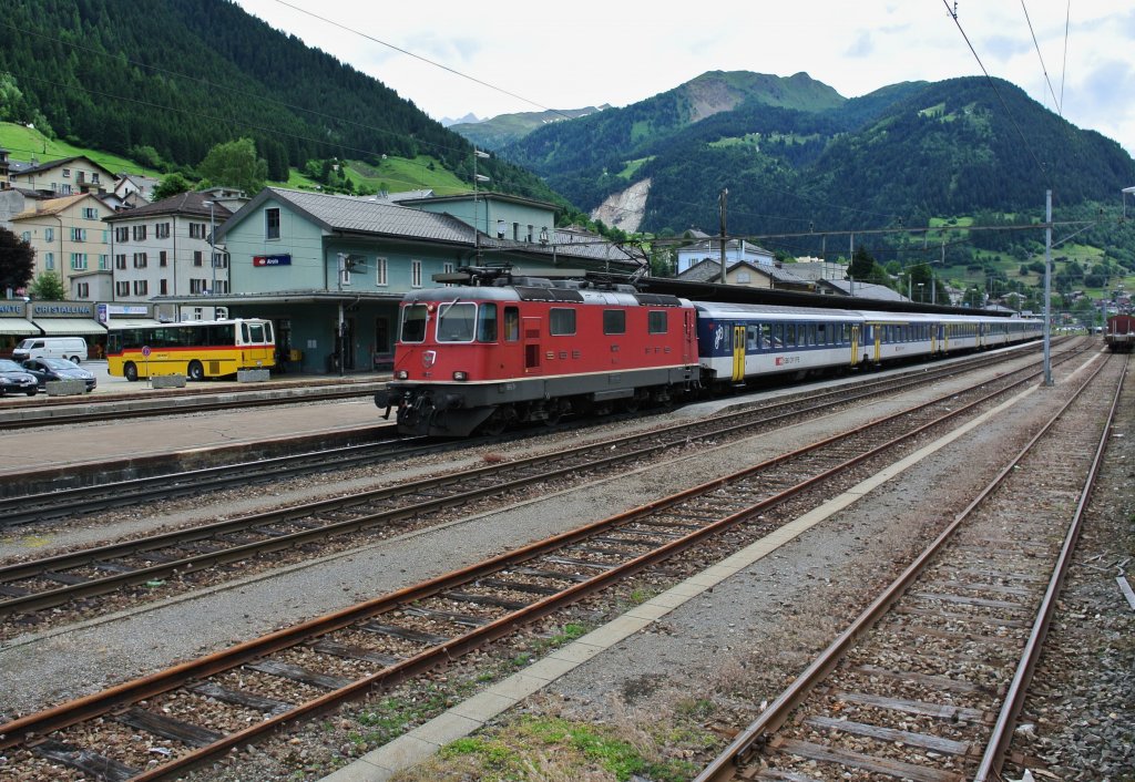 Gotthardunterbruch (rund 1 Monat, zwischen Erstfeld und Gschenen) infolge Steinschlag: Die Re 4/4 II 11222 mit einem 7-teilige EWI/II NPZ Pendel als Ersatz- Entlastungs EC 14 bei Durchfahrt in Airolo, 25.06.2012.