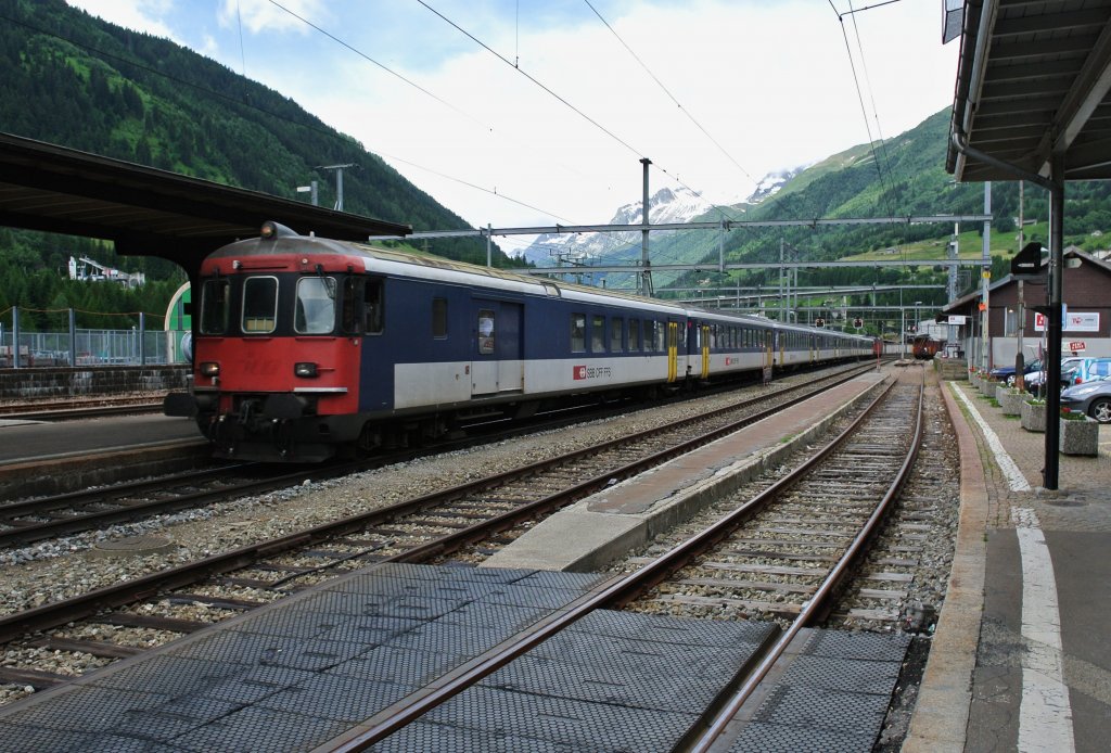 Gotthardunterbruch (rund 1 Monat, zwischen Erstfeld und Gschenen) infolge Steinschlag: Der BDt EWII 50 85 82-33 937-2 an der Spitze des Ersatz ICN 669 bei Durchfahrt in Airolo, 25.06.2012.