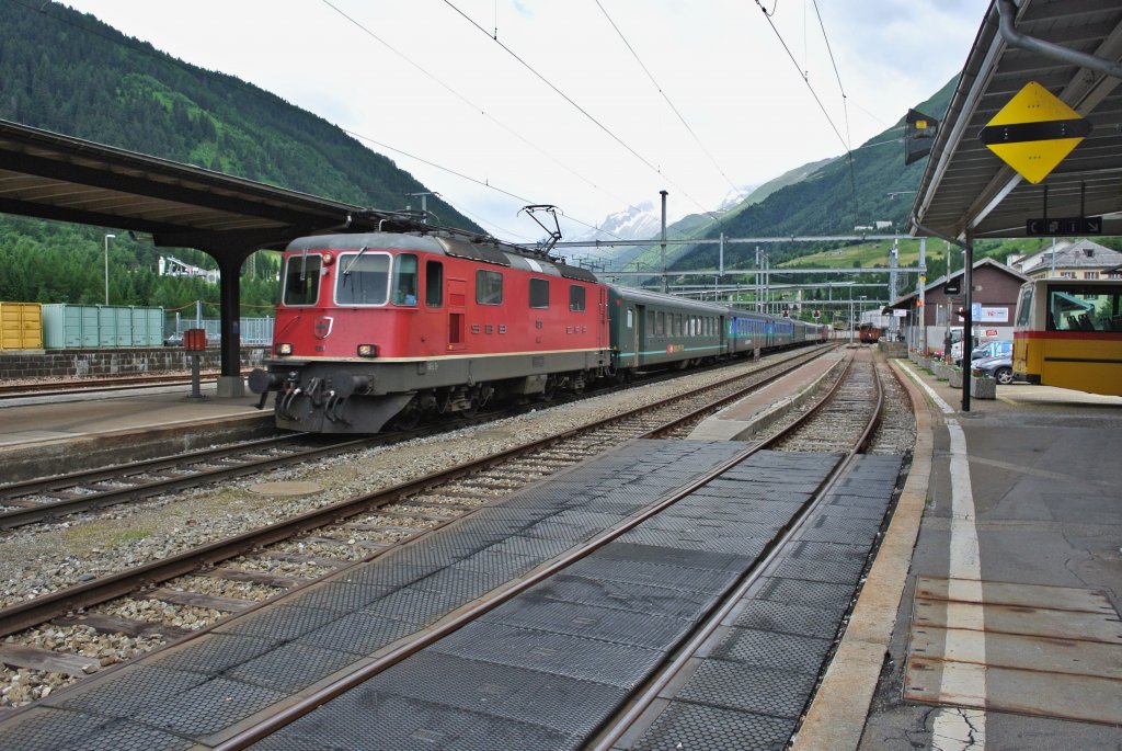 Gotthardunterbruch (rund 1 Monat, zwischen Erstfeld und Gschenen) infolge Steinschlag: Extrazug Gschenen-Chiasso bei Durchfahrt in Airolo. Der Zug besteht aus der  Re 4/4 II 11211, 4 B EWII, 2 AB EWII NPZ, und die Re 4/4 II 11201, 25.06.2012.

