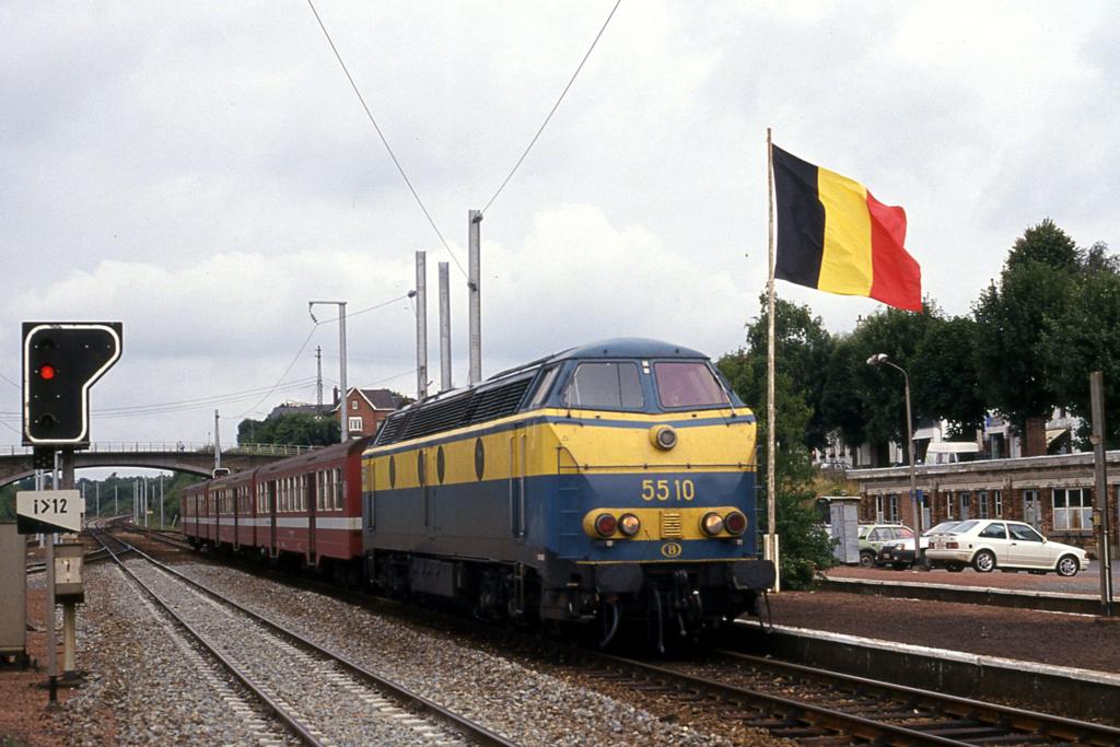 Gouvy am Tag der Knigskrnung mit Fahnenschmuck
am 9.8.1993 steht die blaue SNCB 5510 abfahrbereit vor
einem IC. 