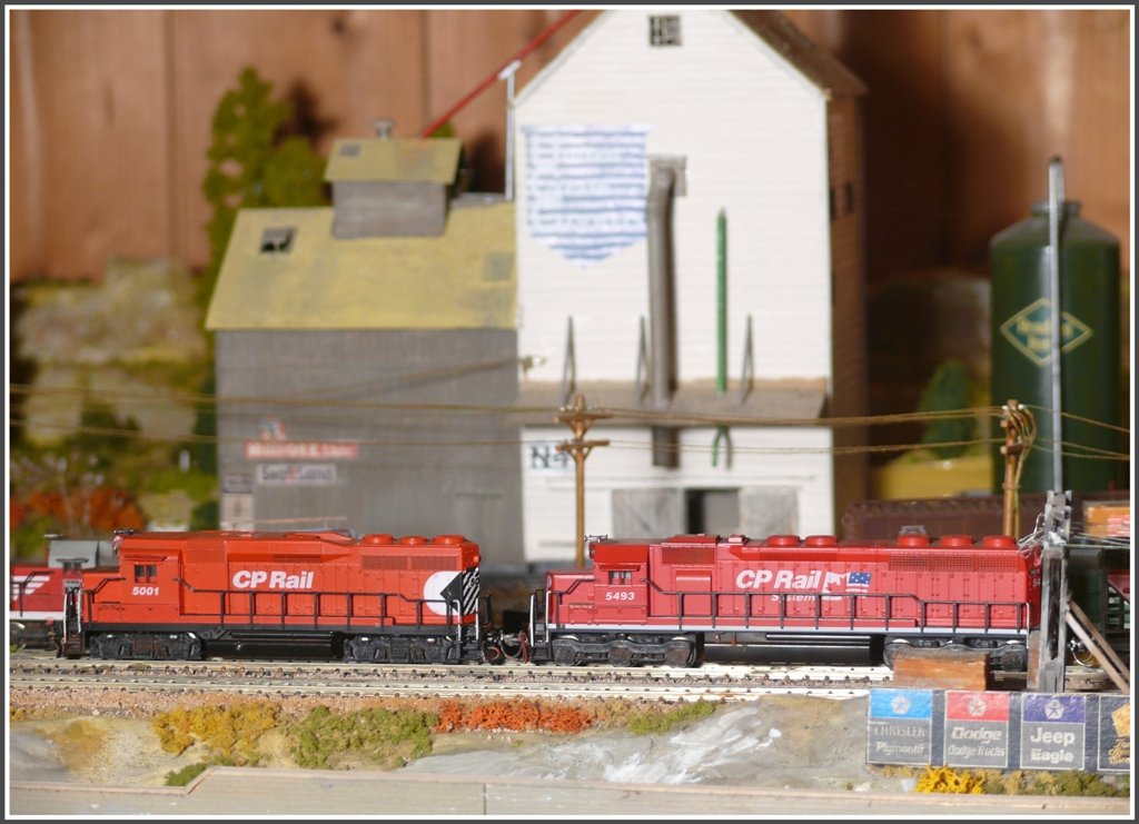 GP-30 5001 und SD-45 5493 der Canadian Pacific donnern durch eine Landstation in der Provinz Alberta. (30.12.2009)