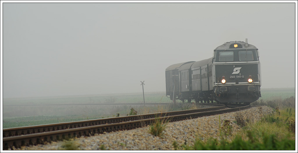 GPS sagt kurz nach Langau, GPS hat recht. 2143 040 mit dem Reblaus-Express 16972 am 20.10.2012. 
