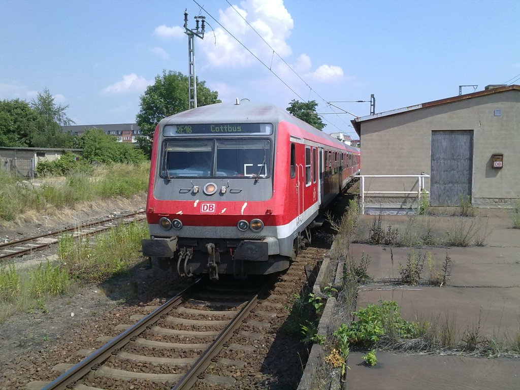 Grade fhrt der RE18 nach Cottbus in Dresden Friedrichstadt ein. 
Ein danke an den netten Tf :)