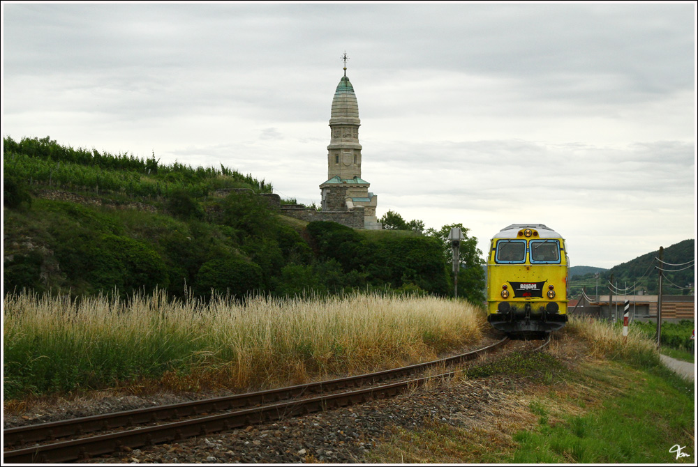 Graffitilok 2043 24 der NVOG fhrt mit R 16904 von Krems nach Emmersdorf.
Franzosendenkmal Drnstein 18.6.2011