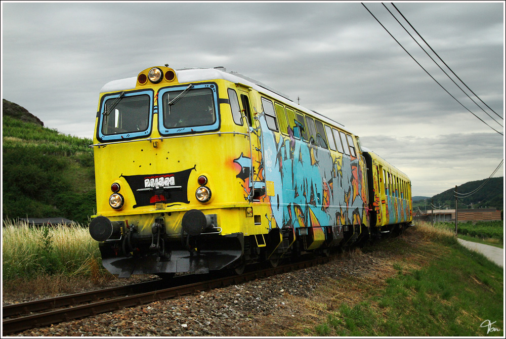 Graffitilok 2043 24 der NVOG fhrt mit R 16904 von Krems nach Emmersdorf. 
Franzosendenkmal Drnstein 18.6.2011

