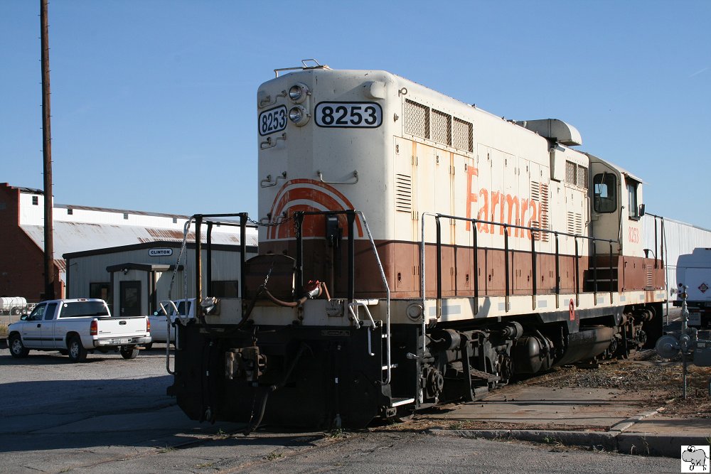 Grainbelt Corporation (GNBC)/ Farmrail, eine General Motors Electro-Motive Division (EMD) GP 10, #8253  Kickapoo  abgestellt am 19. September 2011 in Clinton, Oklahoma.