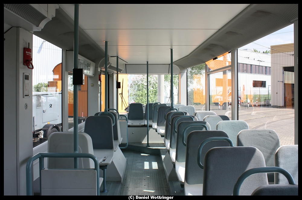 Grau-Blau zeigt sich der monotone Innenraum des Prototypenwagens  VV  der Rheinbahn.