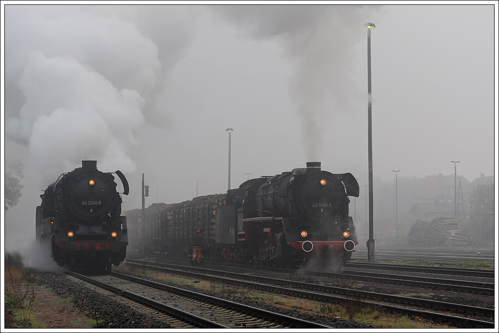 Grau in Grau prsentierte sich der Morgen des 27.10.2011 in Bad Salzungen. In Blde werden 44 2546 als Vorspann vor  44 1486 mit dem intern als DGz 102 bezeichneten und 1900 Tonnen schweren Holzzug Bad Salzungen Richtung Eisenach verlassen.