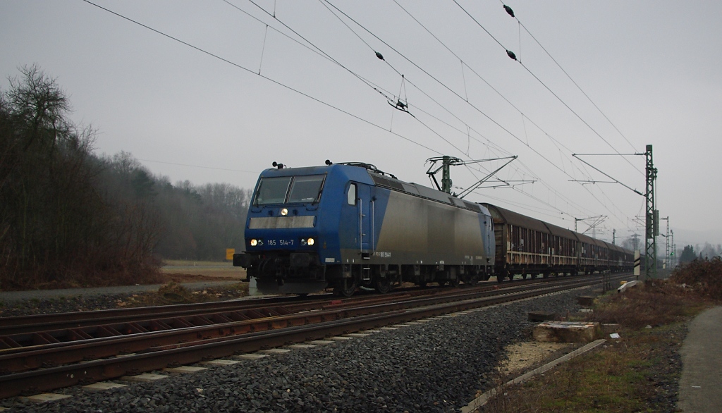 Grau und mistig war der Morgen als mir 185 514-7 mit ihrem Gz in Richtung S�den vor die Linse fuhr. Aufgenommen am 15.03.2011 an der Nordeinfahrt nach Eschwege.