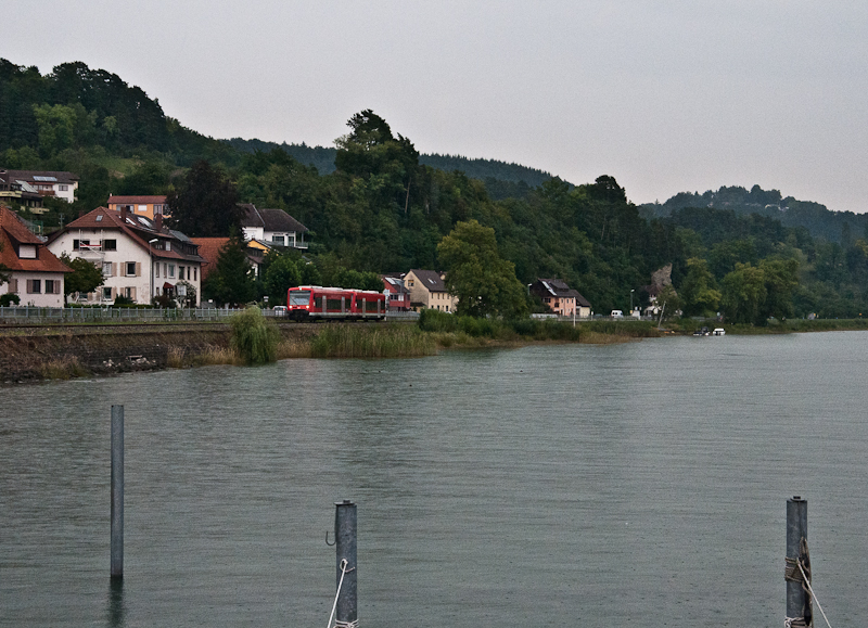 Grau und verregnet ist der Sommer 2011 am Bodensee, hier zu sehen mit RB 22754 (Friedrichshafen Stadt - Radolfzell) am 3. August 2011 nahe Sipplingen.
