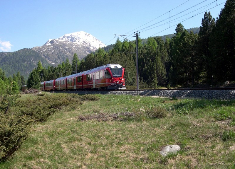 Graubünden 2010 - Der Vierte seiner Art in Graubünden, der  Allegra 3504  bringt am Nachmittag des 11.06.2010 den Bernina-Express D 960 Tirano-St. Moritz-Davos nach St. Moritz. Hier konnte das Gespann in der Nähe von Punt Muragl Stazione abgelichtet werden.