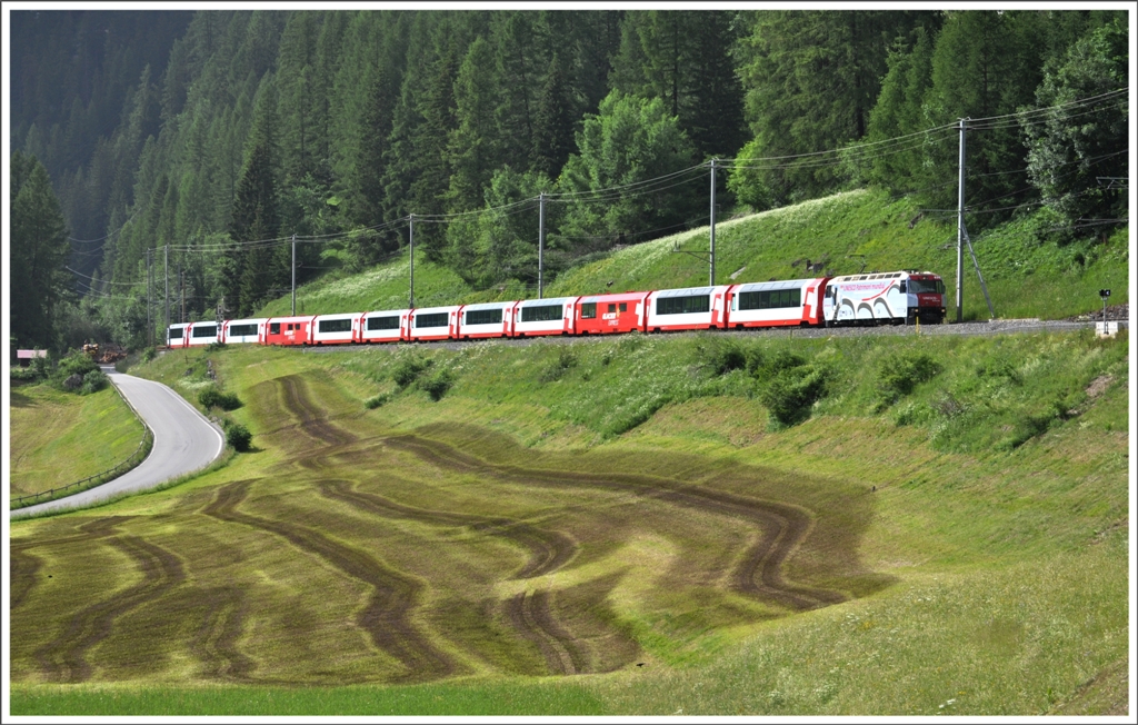 Graubnden bietet seinen Gsten nicht nur was frs Auge, sondern auch gleichzeitig fr die Nase. Ge 4/4 III 650  Seewis-Valzeina  mit dem GlacierExpress 906/908 bei Bergn auf dem Weg nach St.Moritz. (21.06.2012)