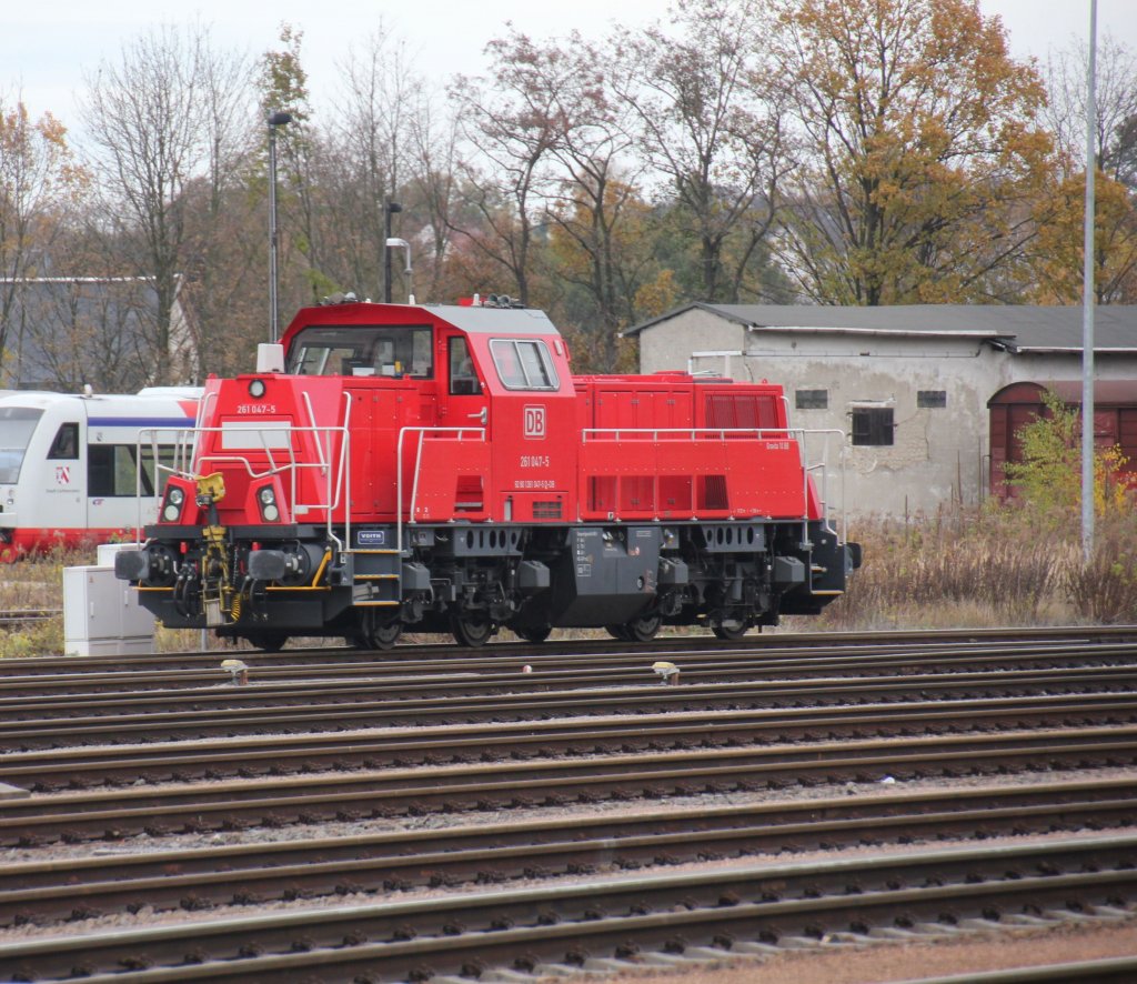 Gravita 261 047 abgestellt am 04.11.2012 am Containerterminal in Glauchau.Fotografiert vom Bahnsteig.

