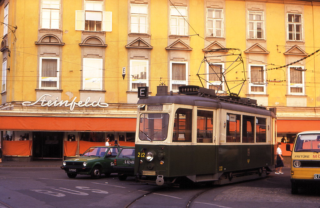 Graz Tw 222 wartet als Betriebsreserve auf einen Einsatz am Jakominiplatz, 17.09.1987.