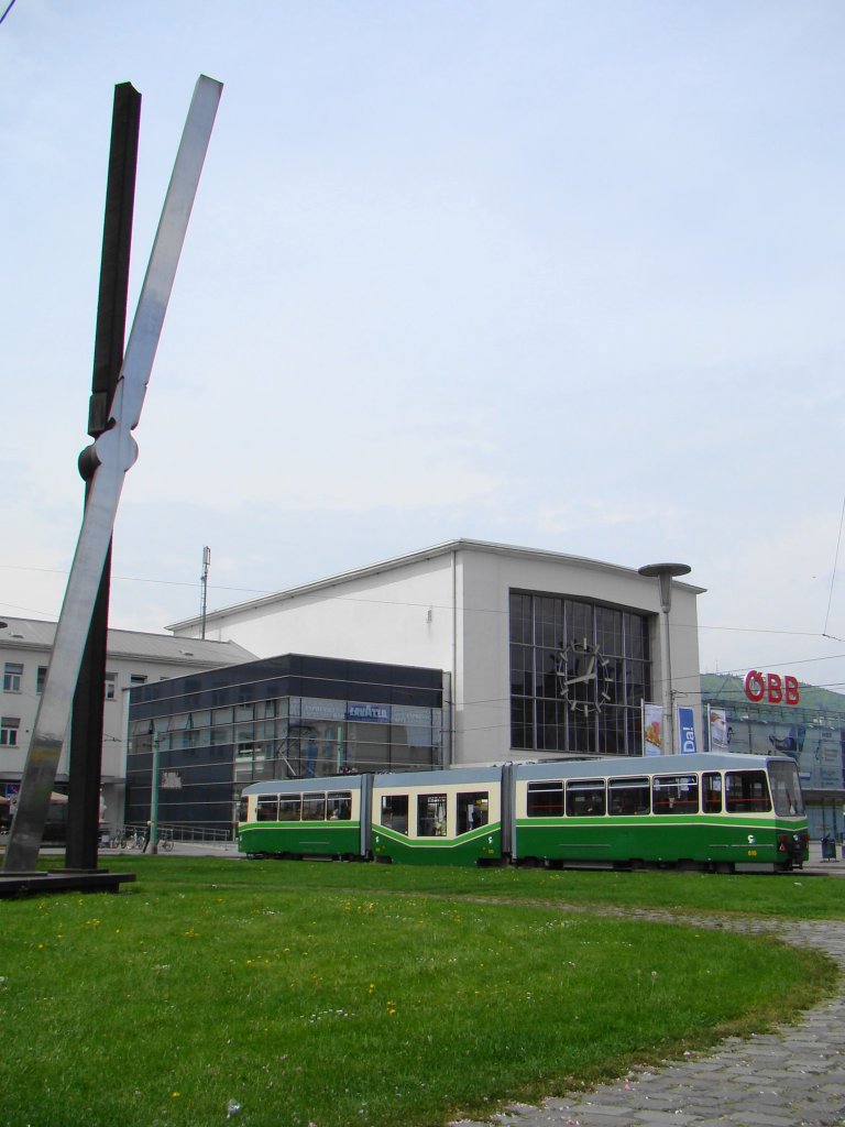 Grazer Hauptbahnhof mit Strassenbahn. 02.05.2010