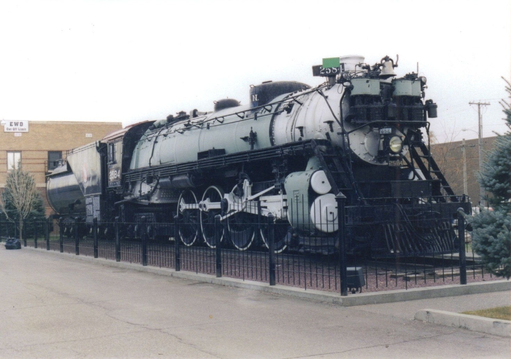 Great Northern Railway 4-8-4 #2584 ist 15/8/1991 in Havre Montana ausgestellt.