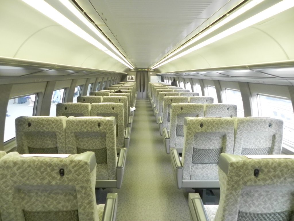 Green Class Wagen eines Shinkansen Series 500, aufgenommen am 08.11.2010 auf dem Weg von Shin-Yamaguchi nach Hiroshima.
