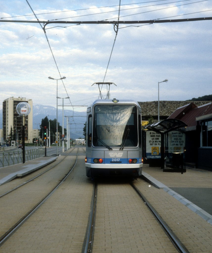 Grenoble TAG Ligne de tramway / SL A (Niederflur-GTw 2017) Boulevard Paul Langevin / Fontaine la Poya im Juli 1988.