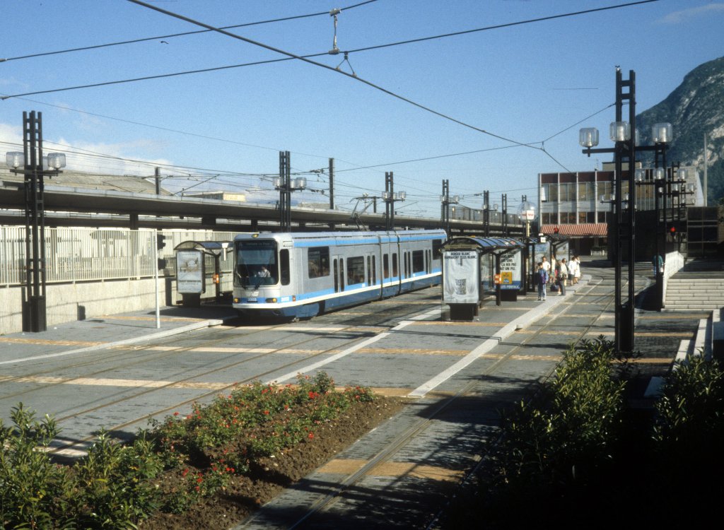 Grenoble TAG Ligne de tramway / SL A (Niederflur-GTw 2003) Place de la Gare im Juli 1988.