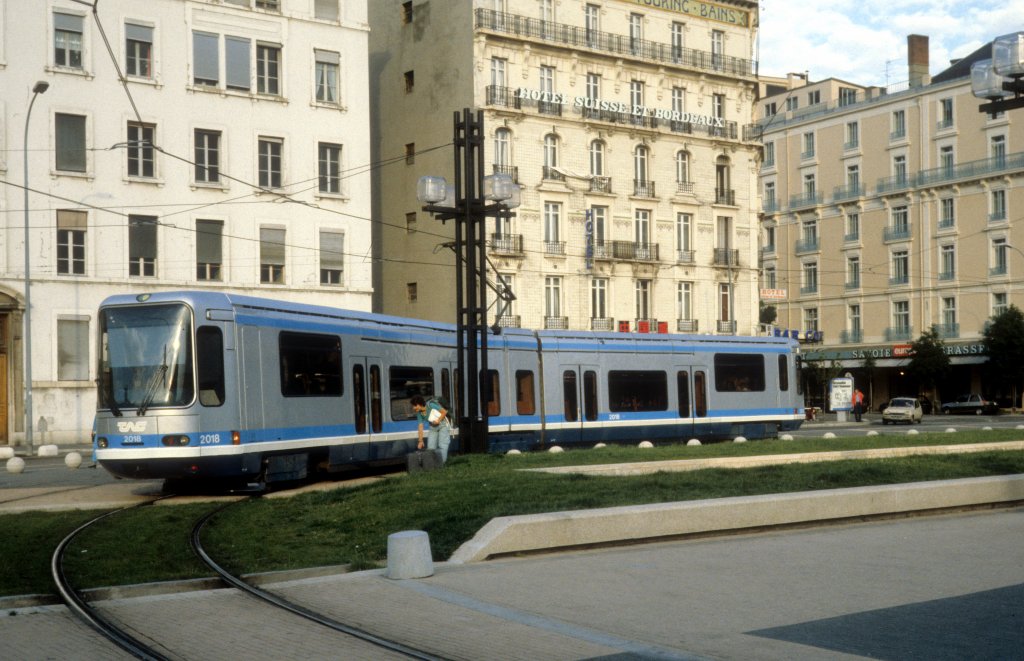 Grenoble TAG Ligne de tramway / SL A (Niederflur-GTw 2018) Place de la Gare im Juli 1988.