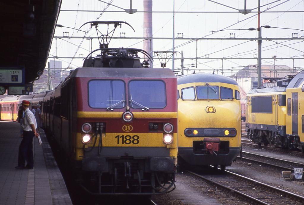 Grenzbahnof Rosendaal am 15.7.1989. Am Bahnsteig steht abfahrbereit die belgische Elektrolok 1188 mit einem Intercity nach Rotterdam. 