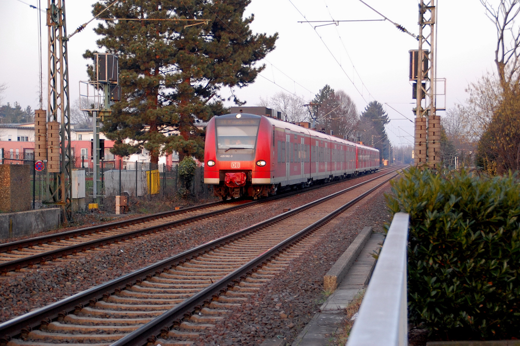 Grevenbroich an der Schanze, gerade kommt aus K�ln 425 592-3 mit noch einem Schwestertriebwagen �ber die KBS 465 gefahren.4.3.2011