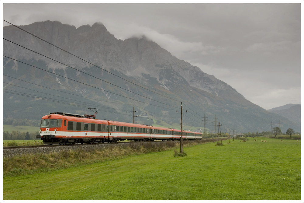 Grimmig war die Stimmung rund um dem Grimming am 5.10.2010. 4010 009 als SLP 14267 von Bischofshofen nach Linz beim Fotohalt n�chst �blarn.
