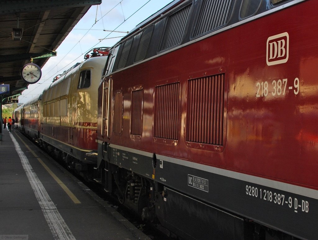 Groe Bilder machen Spa, hier die altrote 218 387-9 zusammen mit 103 235 vor einem TEE-Zug nach Bad Laasphe vor der Abfahrt in Marburg (September 2009). Die 103 fuhr nur zur Dekoration mit... Das war mit 40 km/h Durchschnittsgeschwindigkeit mglicherweise der langsamste TEE aller Zeiten.