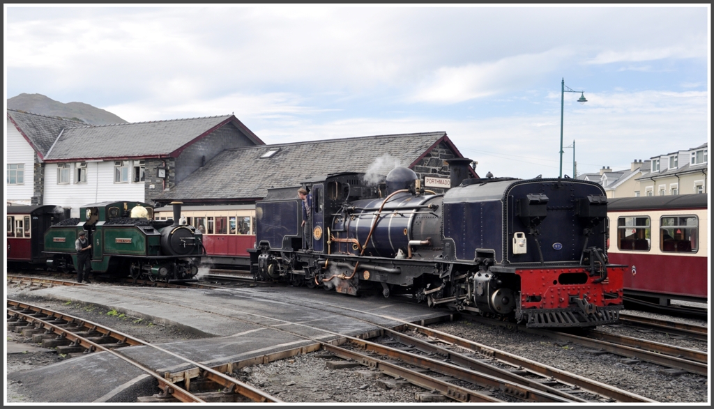 Grssenvergleich zwischen der 87 WHR und der Lok 11 FR in Porthmadog. (04.09.2012)
