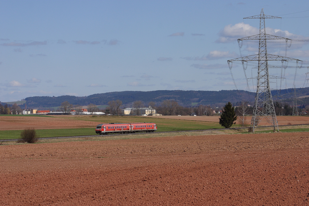 Grenvergleich zwischen dem RE 3518 und der 380 Kv Leitung Etzenricht- Hradec/Přetice.(Tschechien)
Fotografiert am 1.April 2012 bei Etzenricht.