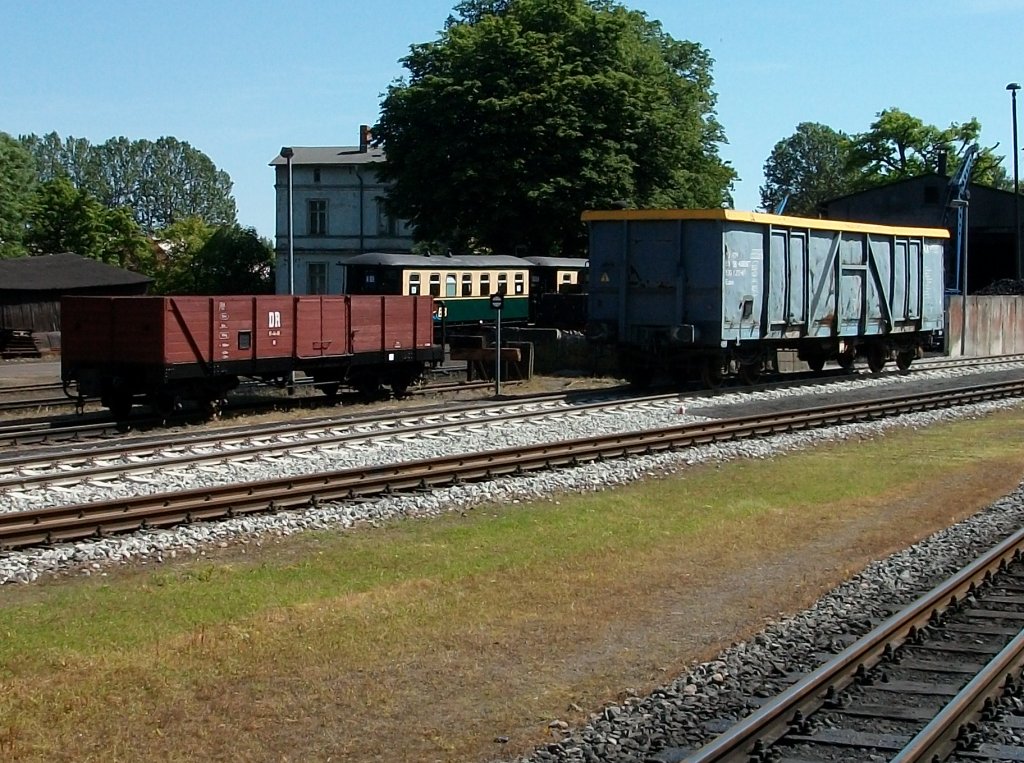 Grenvergleich zwischen einem Schmalspurgterwagen und einem Normalspurgterwagen in Putbus.